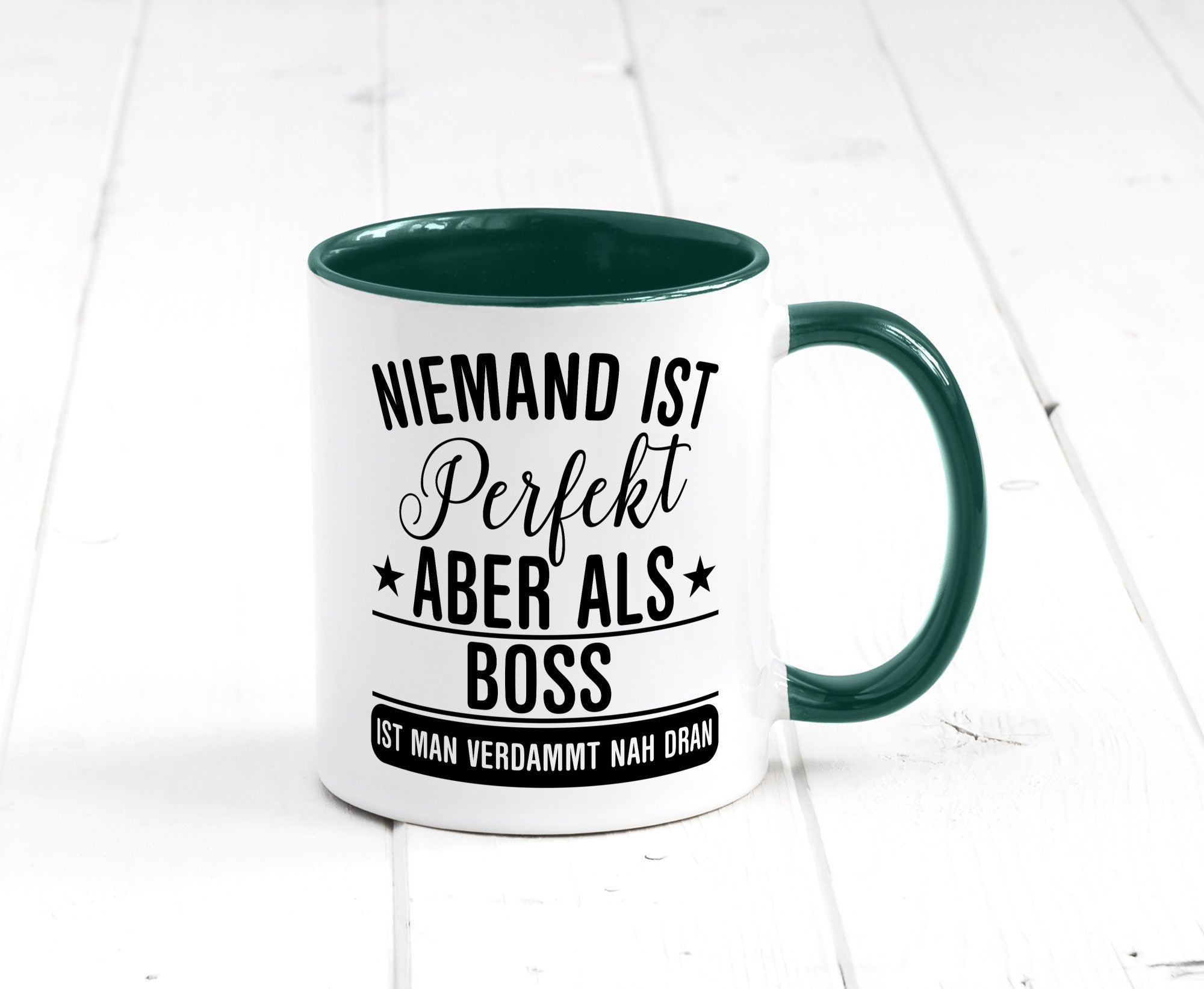 Verdammt nah dran: Boss | Führungskraft Vorgesetzter Humor Geschenkidee Tasse