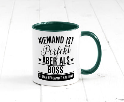Verdammt nah dran: Boss | Führungskraft Vorgesetzter Humor Geschenkidee Tasse