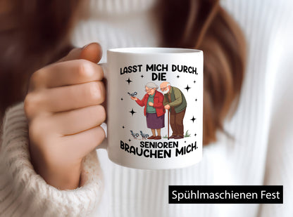 Senioren brauchen mich | Altenpflege Pflegekraft lustiger Spruch Geschenk Humor