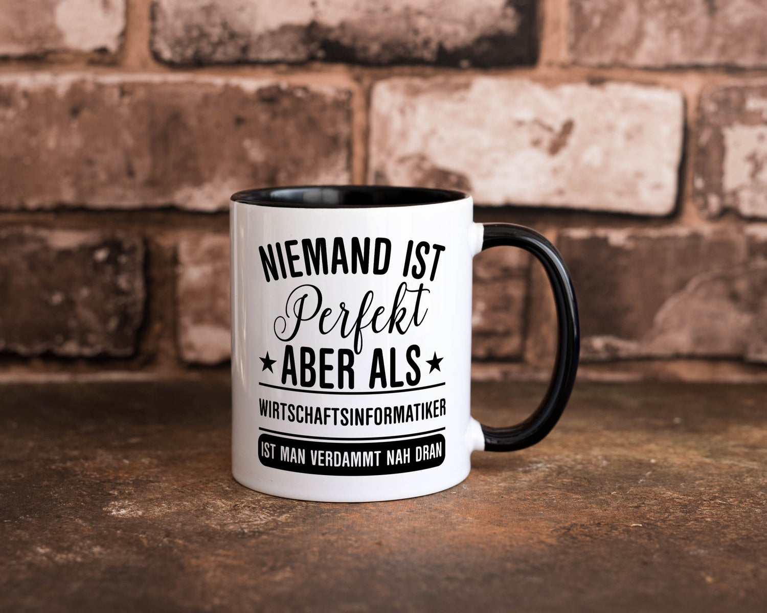 Verdammt nah dran: Wirtschaftsinformatiker | Informatik Humor Geschenkidee Tasse