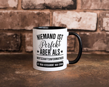 Verdammt nah dran: Wirtschaftsinformatiker | Informatik Humor Geschenkidee Tasse