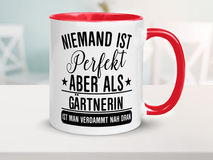 Verdammt nah dran: Gärtnerin | Gartenbau lustig Humor Geschenkidee Geschenk