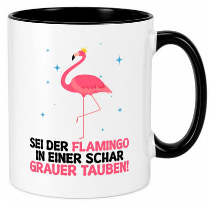 Flamingo in einer Schar Grauer Tauben | lustig Humor Geschenkidee Geschenk Tasse