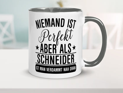 Verdammt nah dran: Schneider | Beruf Schneiderei Geschenkidee Arbeit Kollegen
