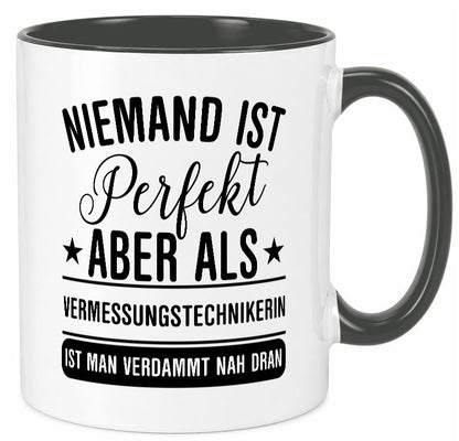Verdammt nah dran: Vermessungstechnikerin | Techniker lustig Humor Geschenkidee Tasse