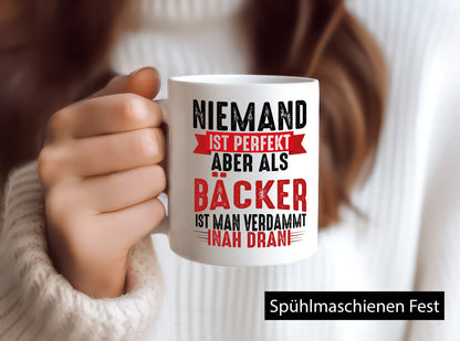 Als Bäcker ist man verdammt nah dran um Perfekt zu sein Geschenkidee Humor Tasse