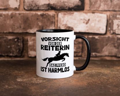 Vorsicht vor der Reiterin das Pferd ist Harmlos lustig Humor Geschenkidee Tasse