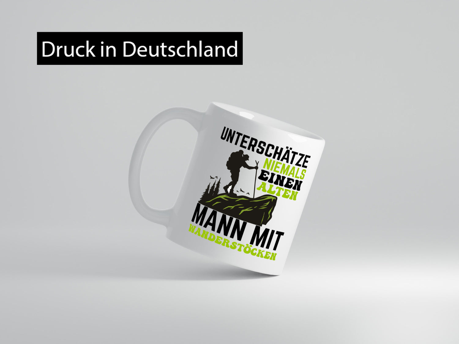 Unterschätze niemals einen alten Mann mit Wanderstöcken Humor Geschenkidee Tasse