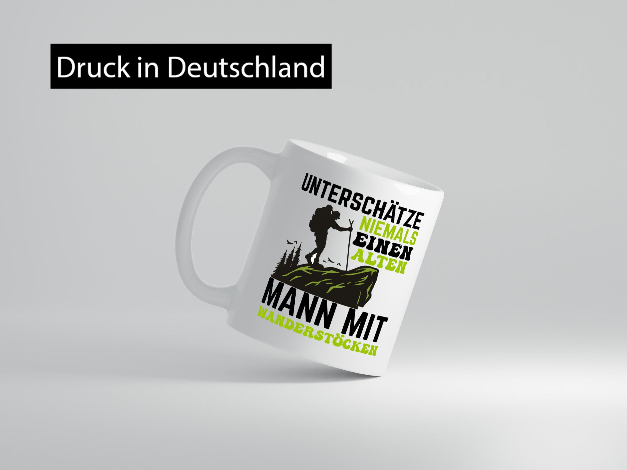 Unterschätze niemals einen alten Mann mit Wanderstöcken Humor Geschenkidee Tasse