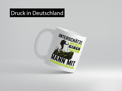 Unterschätze niemals einen alten Mann mit Wanderstöcken Humor Geschenkidee Tasse