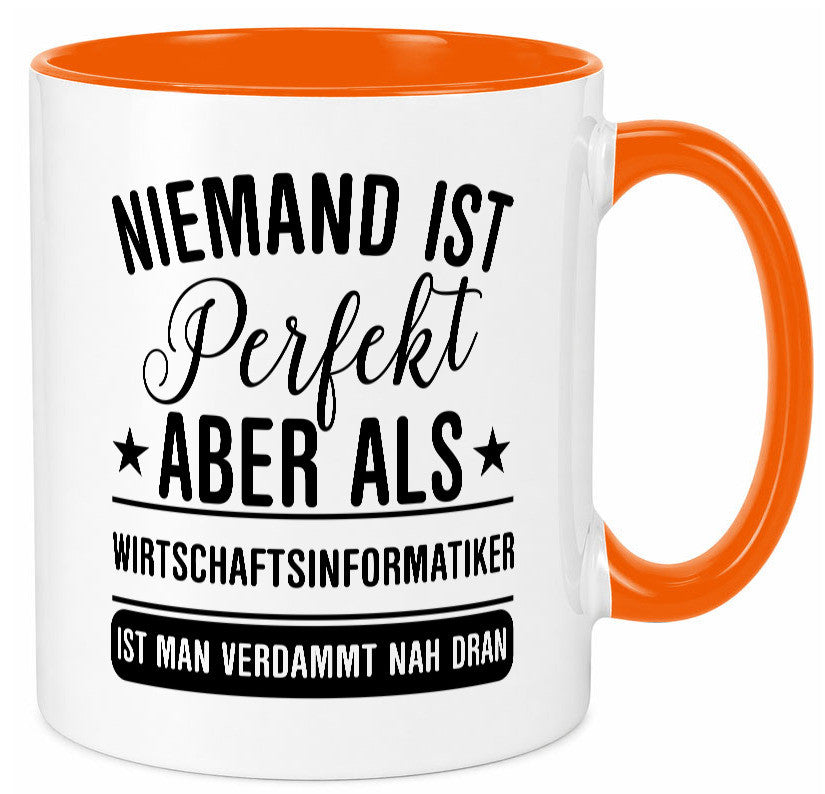 Verdammt nah dran: Wirtschaftsinformatiker | Informatik Humor Geschenkidee Tasse