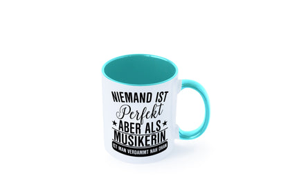 Verdammt nah dran: Musikerin | Musik Musikantin Geschenkidee Humor Tasse