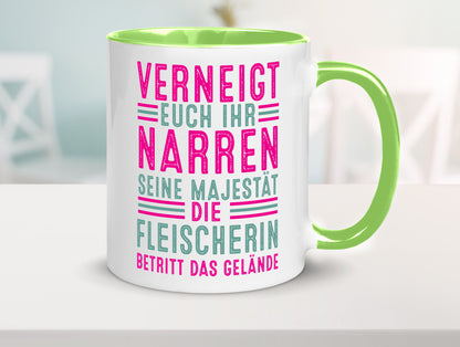 Verneigt euch: Fleischerin | Schlachterei v2 Geschenkidee Humor Tasse