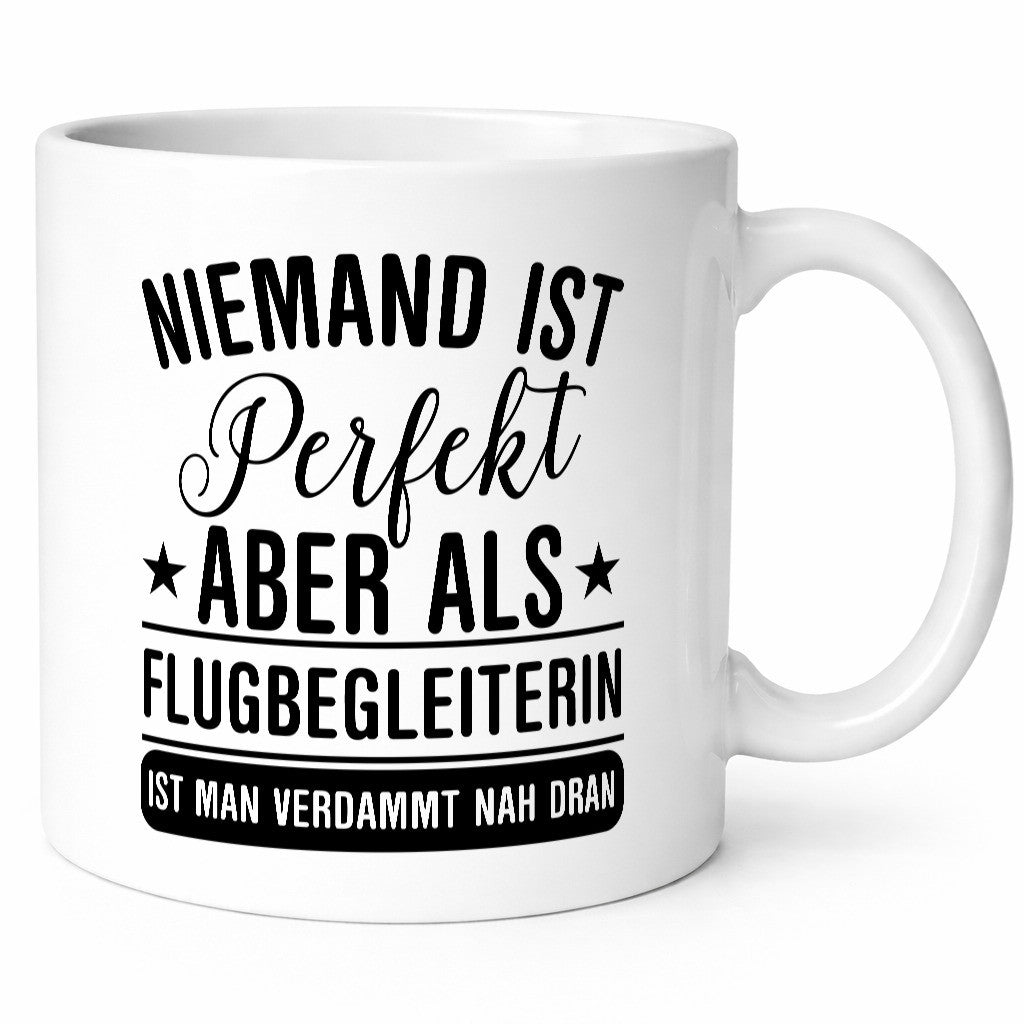 Verdammt nah dran: Flugbegleiterin | Stewardess Flughafen Geschenk Humor Tasse