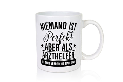 Verdammt nah dran: Arzthelfer | Fachangestellter Medizin lustiger Spruch