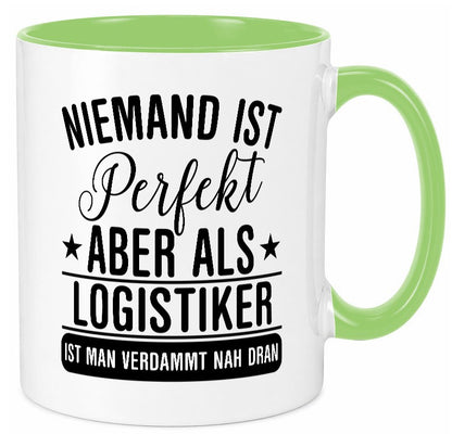 Verdammt nah dran: Logistiker | Beruf Logistik lustig Arbeit Kollegen Büro Tasse