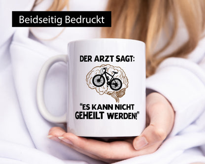 Es kann nicht geheilt werden | Arzt Radfahrer Fahrad Geschenkidee Humor Tasse
