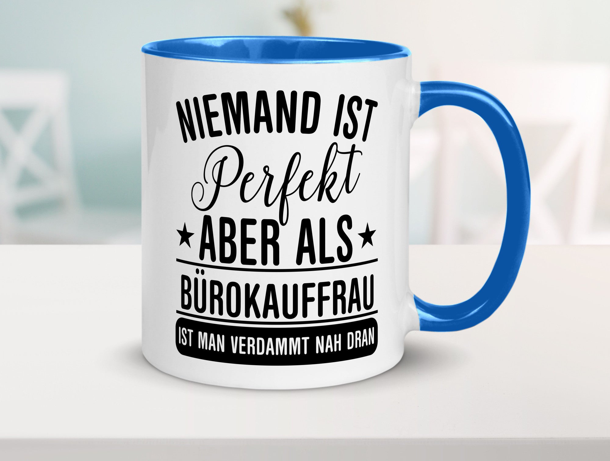 Verdammt nah dran: Bürokauffrau | Kauffrau lustiger Spruch Geschenk Arbeit