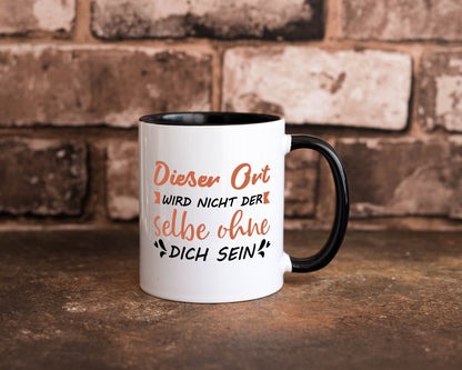 Der Ort wird nicht selbe ohne dich sein | Vermisse Humor Geschenkidee Tasse