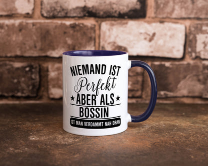 Verdammt nah dran: Bossin | Führungskraft Vorgesetzte Humor Geschenkidee Tasse