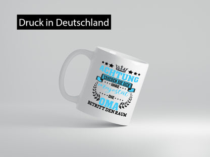 Erheben Sie sich die Oma betritt den Raum Geschenkidee Familie Humor Tasse