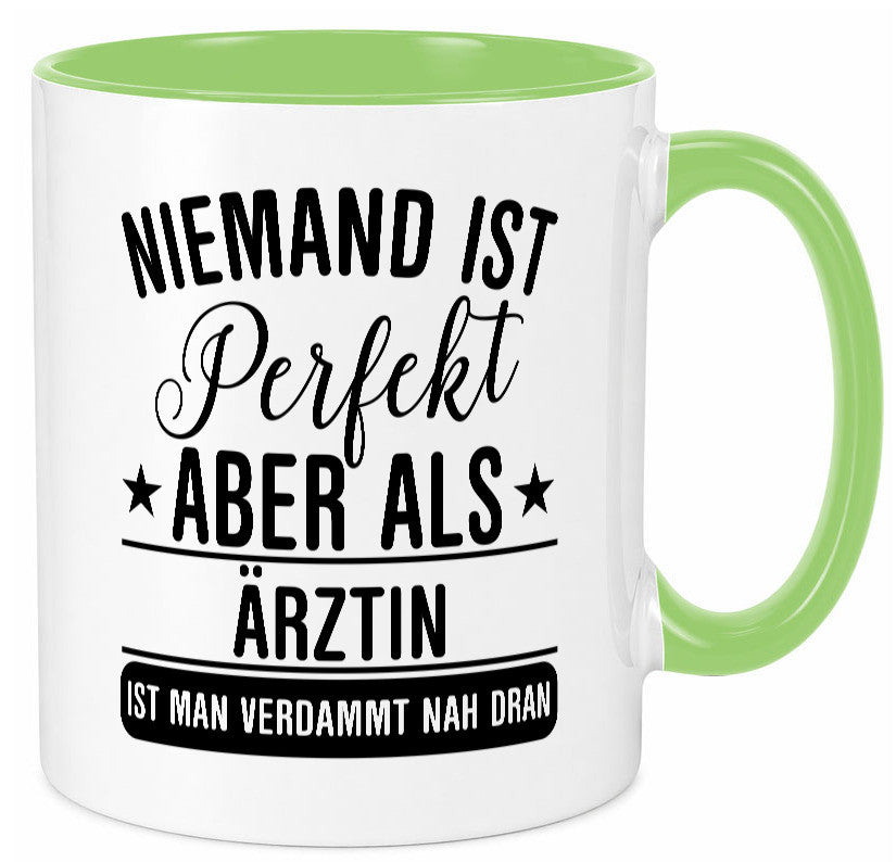 Verdammt nah dran: Ã„rztin | Medizin Doktorin Fachärztin Geschenkidee Humor Tasse