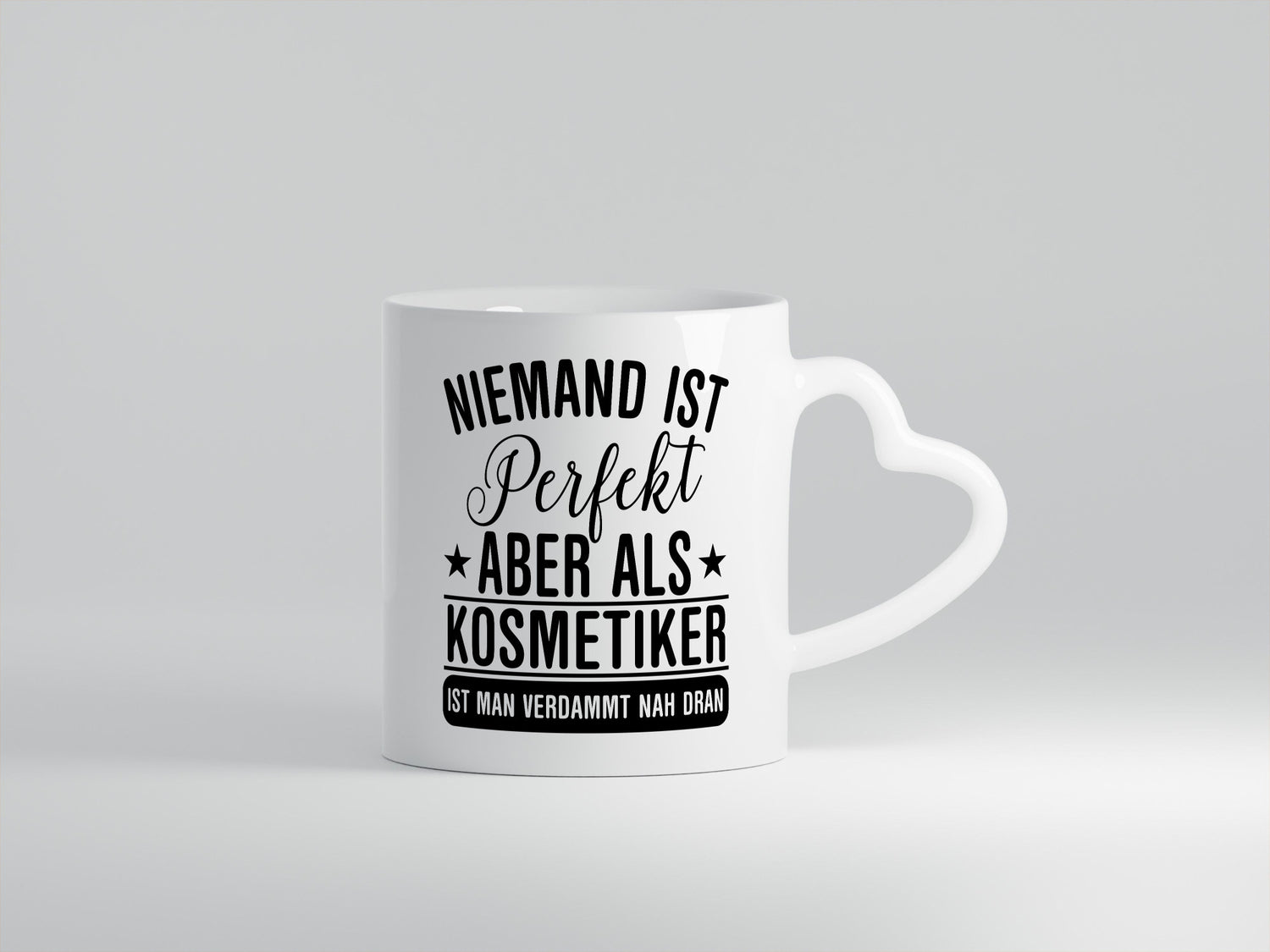 Verdammt nah dran: Kosmetiker | Kosmetik Stylist Geschenkidee Humor Tasse