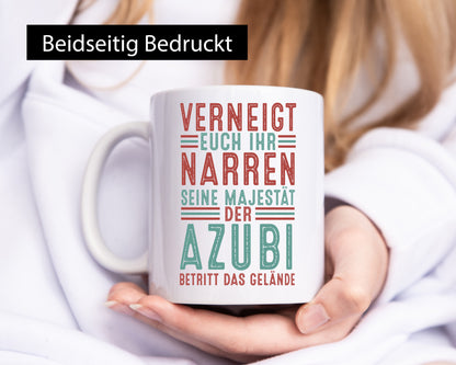 Verneigt euch: Azubi | Ausbildung Lehre Lehrling v2 Geschenkidee Humor Tasse