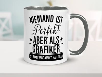 Verdammt nah dran: Grafiker | Grafik Design Humor Geschenkidee Tasse