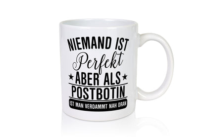 Verdammt nah dran: Postbotin | Beruf Post Briefträger lustiger Spruch Geschenk