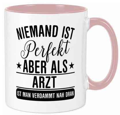 Verdammt nah dran: Arzt | Medizin Doktor Facharzt lustiger Spruch Geschenk Tasse