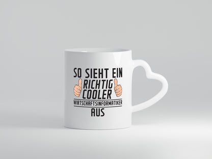 Richtig Coole Wirtschaftsinformatikerin | Wirtschaft v2 Geschenkidee Humor Tasse