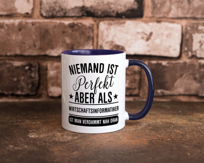 Verdammt nah dran: Wirtschaftsinformatiker | Informatik Humor Geschenkidee Tasse