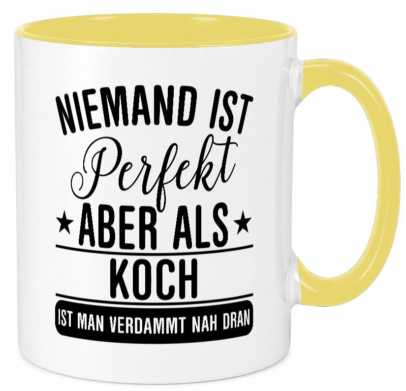 Verdammt nah dran: Koch | Chefkoch Humor Arbeit Kollegen Büro Geschenkidee Tasse