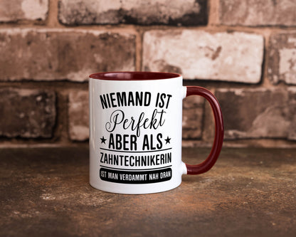 Verdammt nah dran: Zahntechnikerin | Zahnmedizin Humor Geschenkidee Tasse