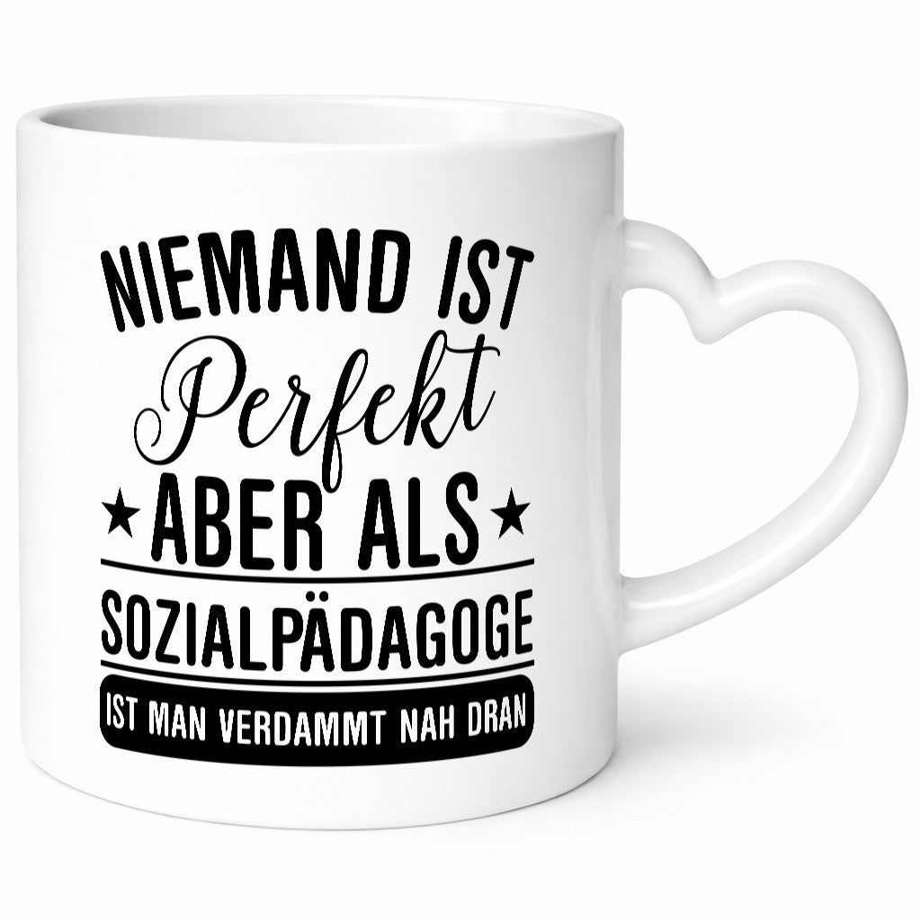Verdammt nah dran: Sozialpädagoge | Pädagoge Geschenk Humor Geschenkidee