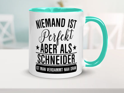 Verdammt nah dran: Schneider | Beruf Schneiderei Geschenkidee Arbeit Kollegen