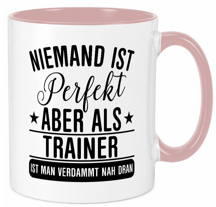 Verdammt nah dran: Trainer | Verein Sport Humor Geschenkidee Tasse