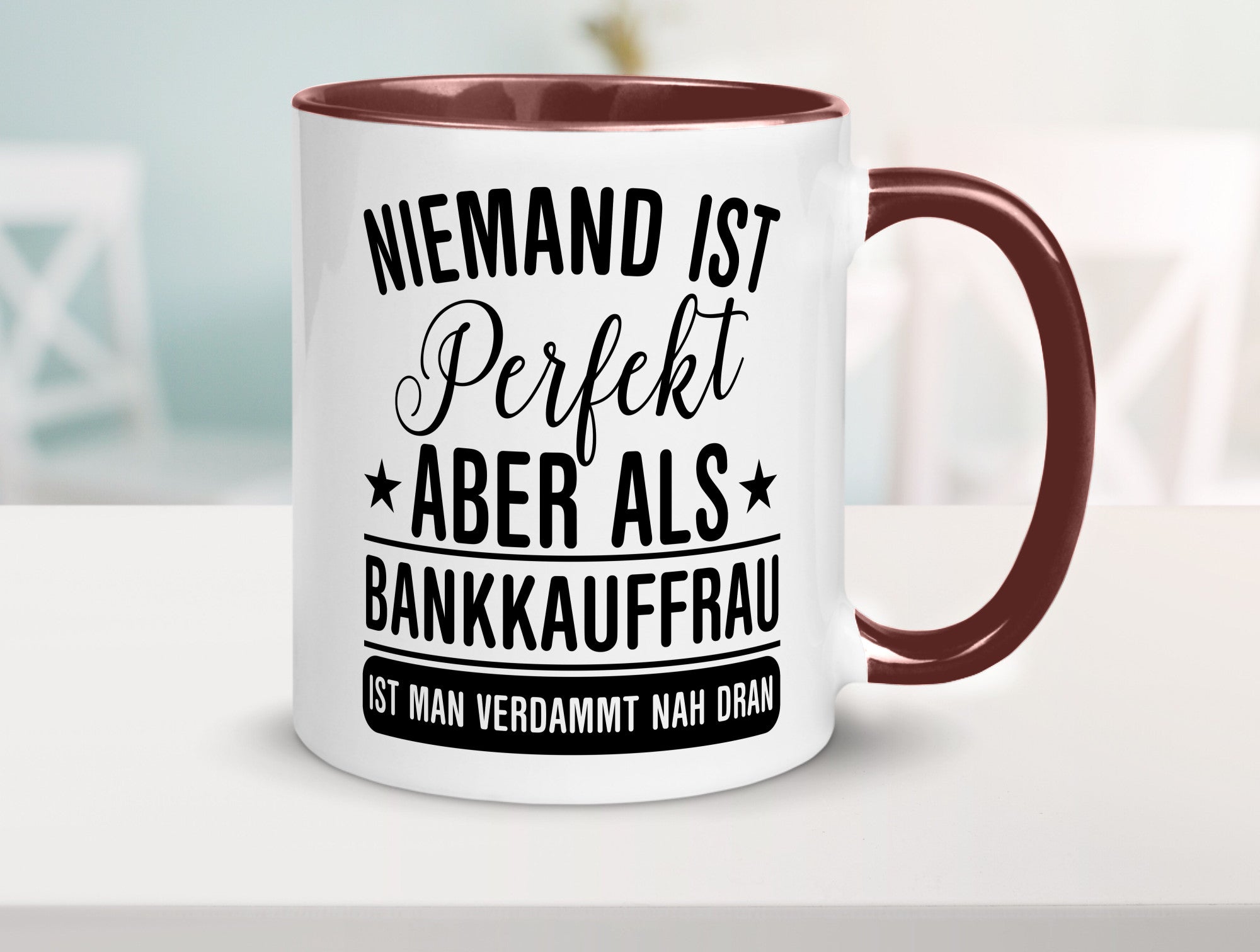 Verdammt nah dran: Bankkauffrau | Kauffrau Bank Kaufleute Geschenkidee Humor