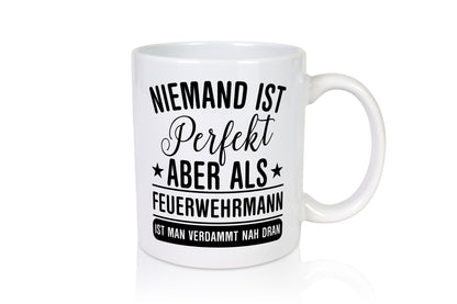 Verdammt nah dran: Feuerwehrmann | Feuerwehr Geschenkidee Humor Tasse