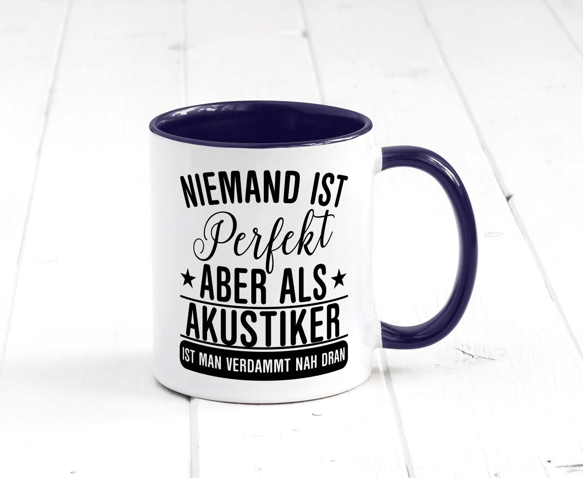 Verdammt nah dran: Akustiker | Akustik Hörgeräteakustik Humor Geschenkidee Tasse