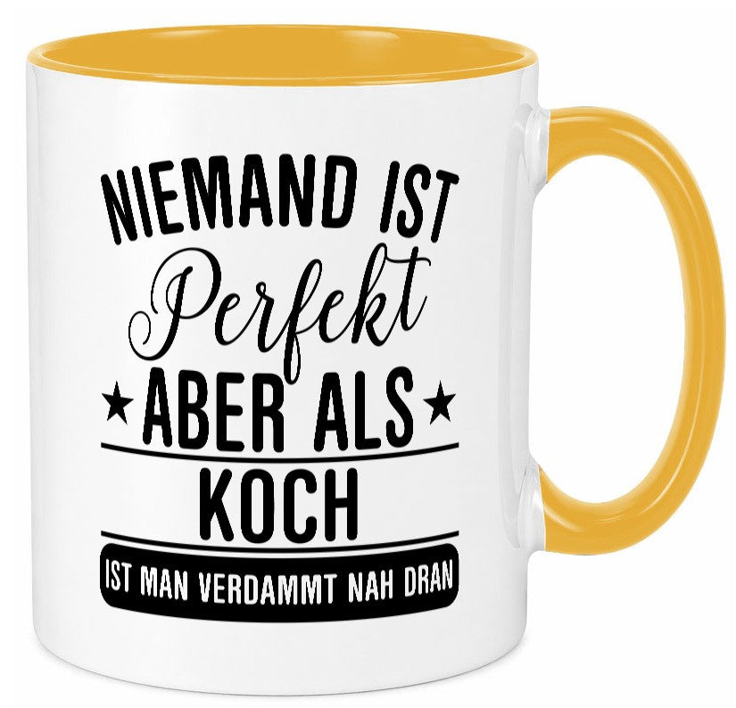 Verdammt nah dran: Koch | Chefkoch Humor Arbeit Kollegen Büro Geschenkidee Tasse