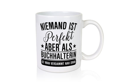 Verdammt nah dran: Buchhalterin | Buchhaltung Humor lustig Geschenkidee