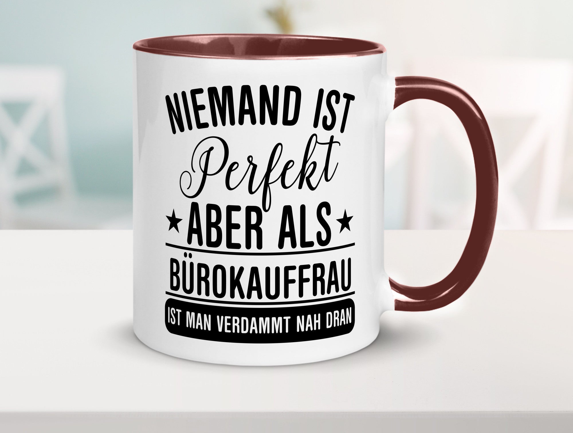 Verdammt nah dran: Bürokauffrau | Kauffrau lustiger Spruch Geschenk Arbeit