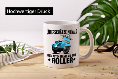 Unterschätze niemals einen alten mann auf einem Roller Humor Geschenkidee Tasse