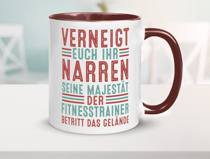 Verneigt euch: Fitnesstrainer | Personal Trainer v2 lustig Humor Geschenkidee Tasse