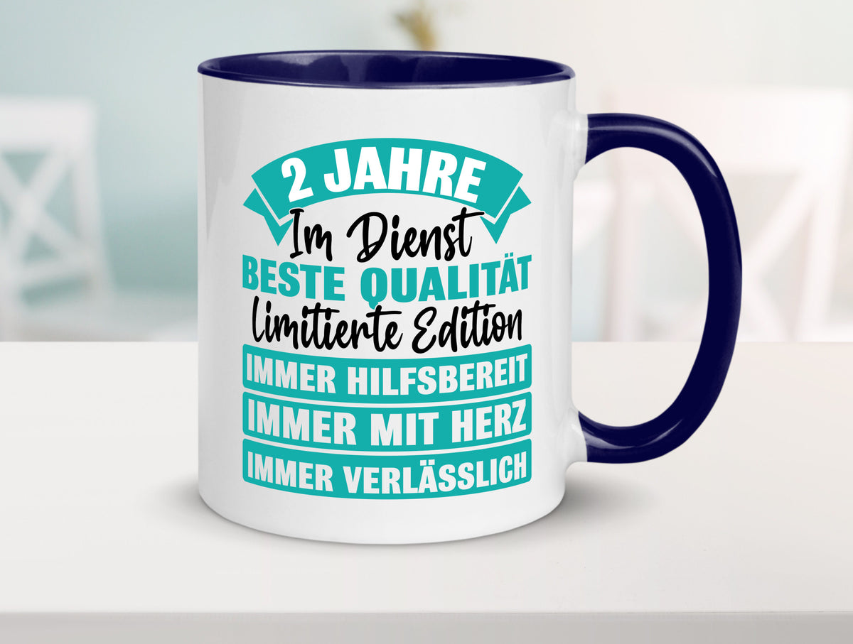 2 Jahre im Dienst | Jubiläum Arbeit v2 Geschenk Kollegen Büro lustiger Spruch Tasse