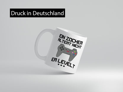 Ein Zocker altert nicht, er levelt Humor Geschenkidee Tasse
