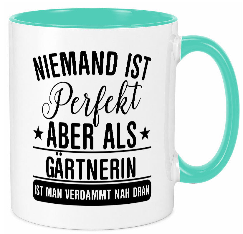 Verdammt nah dran: Gärtnerin | Gartenbau lustig Humor Geschenkidee Geschenk