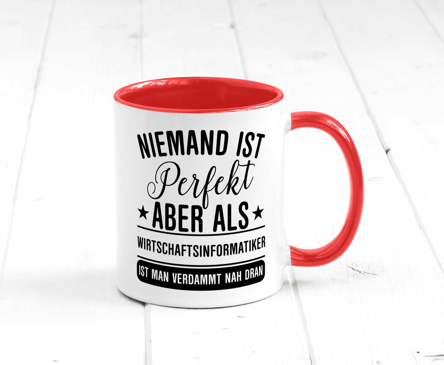 Verdammt nah dran: Wirtschaftsinformatiker | Informatik Humor Geschenkidee Tasse